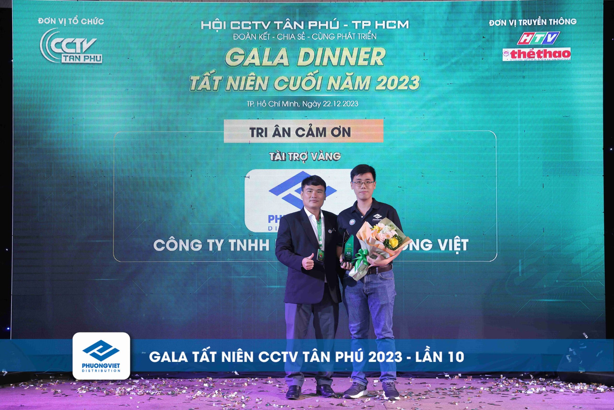 Đại diện công ty Phương Việt nhận hoa và kỷ niệm chương từ BTC